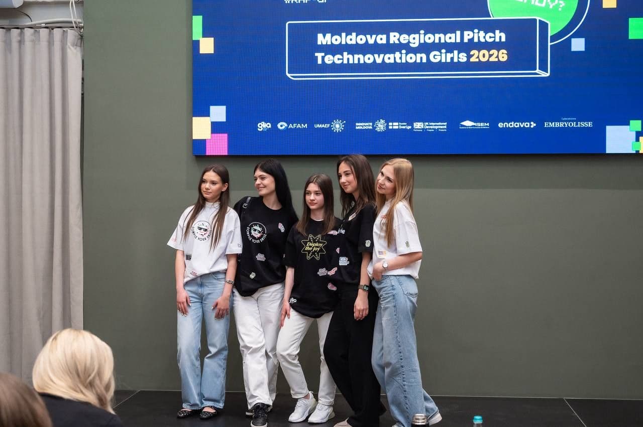 Cinci membre ale echipei pe scenă, sub bannerul Moldova Regional Pitch Technovation Girls 2026